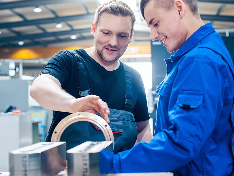 <p>En tant que spécialistes des profilés utilisés dans l'industrie métallurgique, nous vous proposons un service complet d'une seule main compétente. Chez nous, le conseil, le développement et la production en série s'intègrent parfaitement. Vous profitez ainsi de procédés modernes et de plus de 40 ans d'expérience en matière de développement. Nous fabriquons les profilés dans tous les métaux courants comme l'aluminium, le laiton et le cuivre - en fonction de vos exigences. Vos avantages</p>
<ul> 	<li>La plus haute précision</li> 	<li>Respect absolu des délais</li> 	<li>Livraison rapide</li> 	<li>Garantie de fonctionnement</li> </ul>